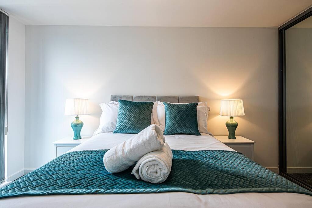 Stylish 2 Bed 87 - Centre, Free Parking, Alexa, Espresso Machine & Netflix - Hosted By Host Save Apartment